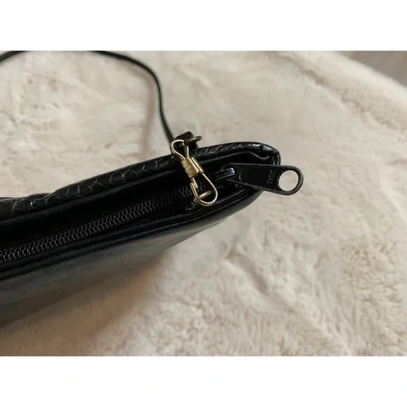 Designer black faux leather handbag. - Picture 5 of 11